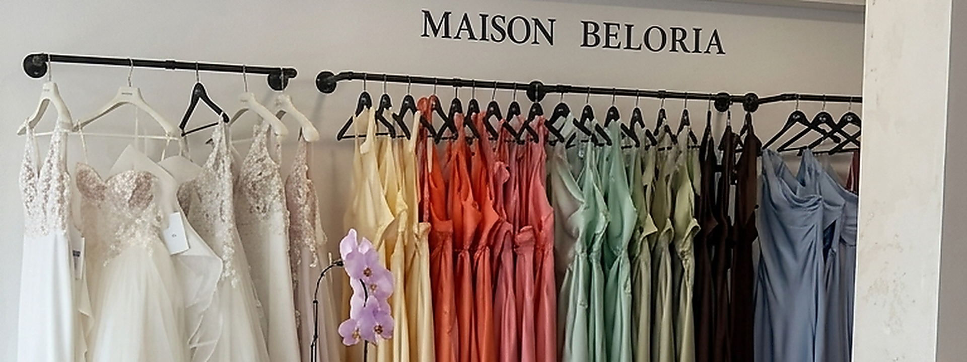 Vue d’ensemble de la boutique Maison Beloria à Saint-Dizier : robes de mariée et robes de cérémonie sur leurs portants