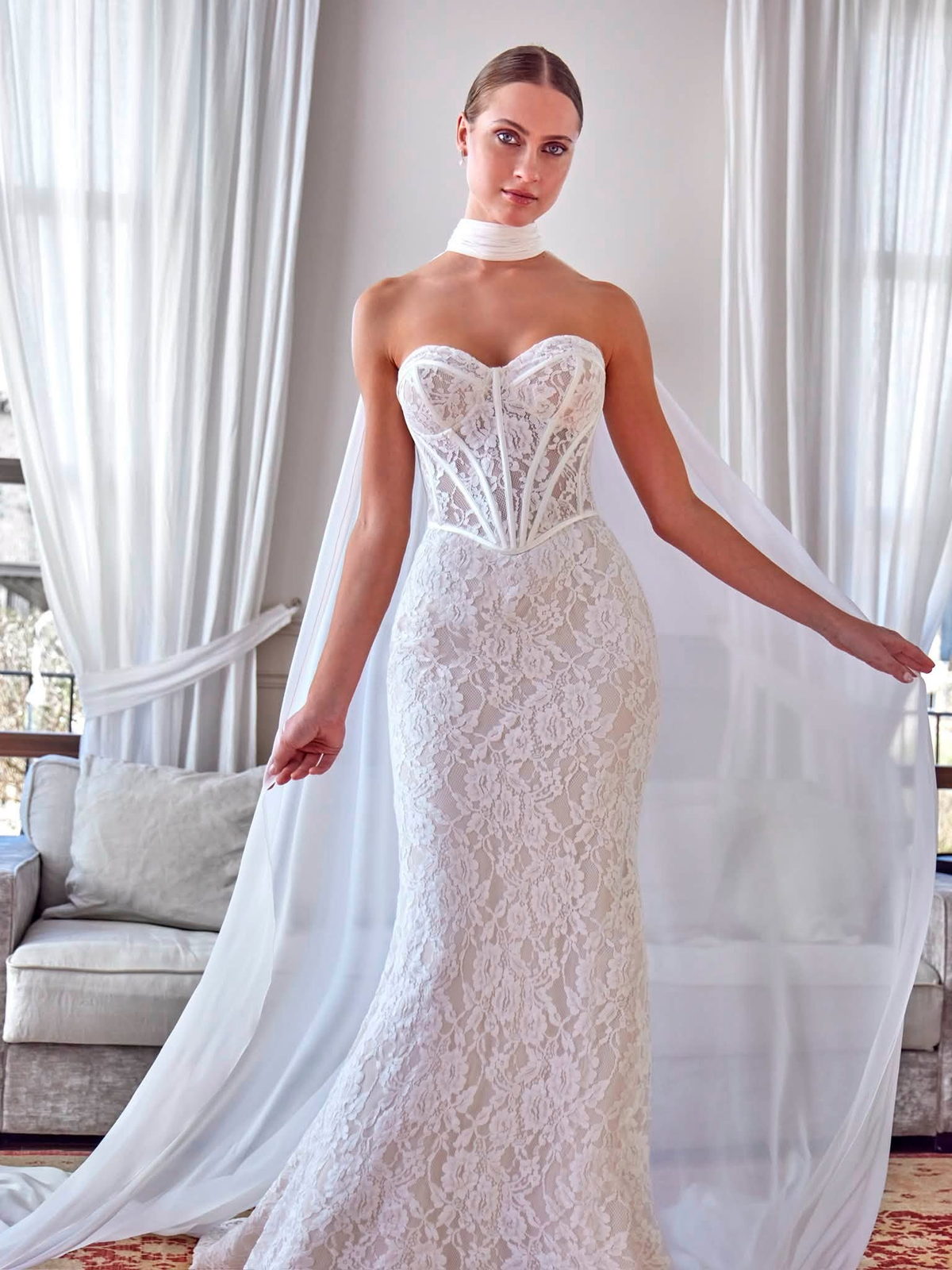 Robe de mariée en dentelle portée avec sa cape de tulle, coupe sirène, à louer à Saint-Dizier