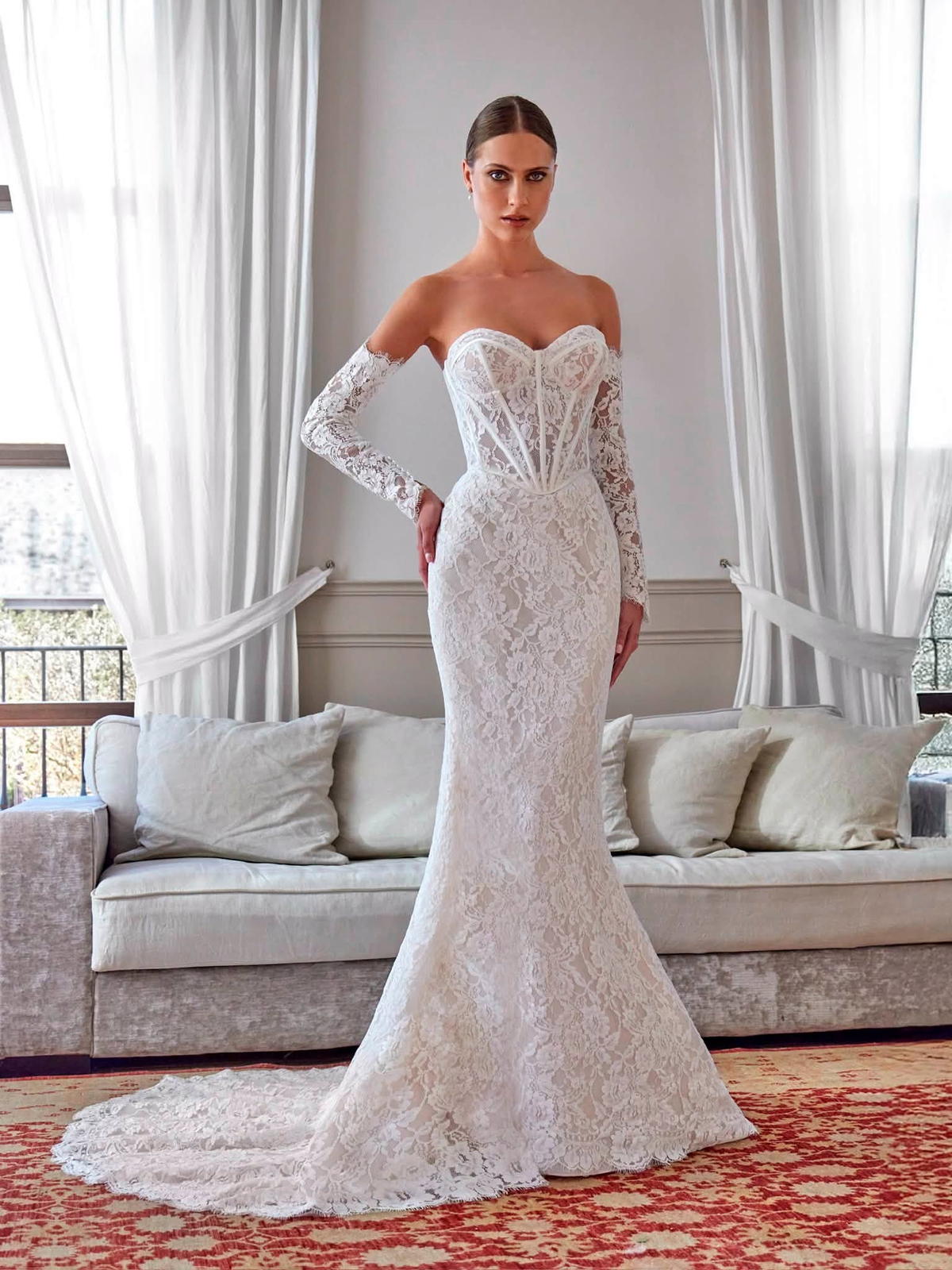 Robe de mariée en dentelle, bustier cœur et manches longues amovibles, coupe sirène à traîne, à louer à Saint-Dizier