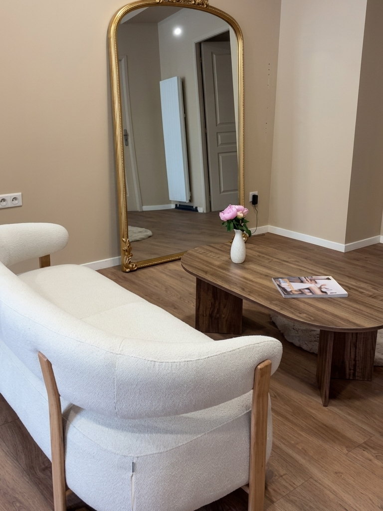 Espace d’essayage des robes de mariée de Maison Beloria, miroir doré et banquette