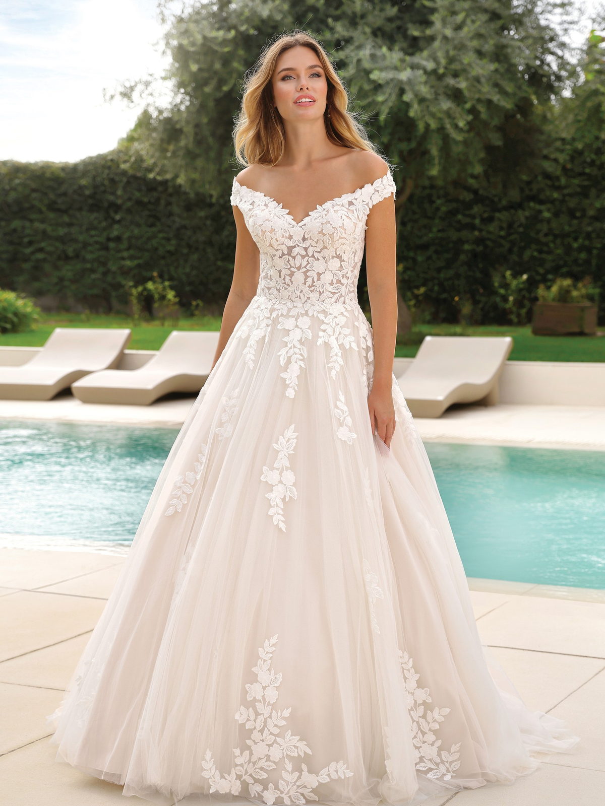 Robe de mariée épaules dénudées, bustier fleuri en dentelle, jupe évasée en tulle, à vendre à Saint-Dizier