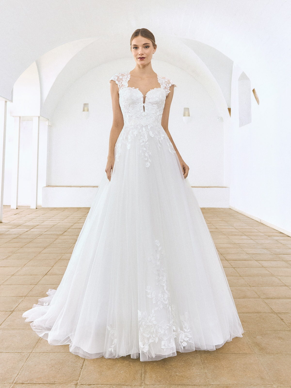 Robe de mariée épaules dénudées, bustier satiné structuré, longues manches, à vendre à Saint-Dizier