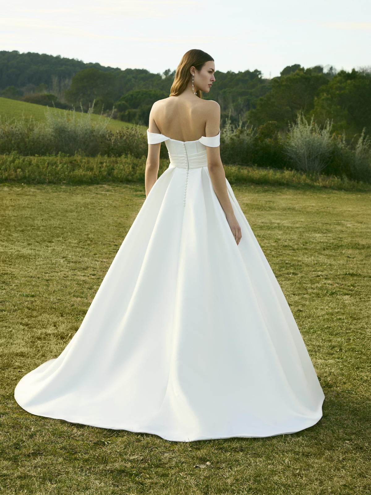 Dos d’une robe de mariée à manches courtes, jupe satinée évasée, à vendre à Saint-Dizier