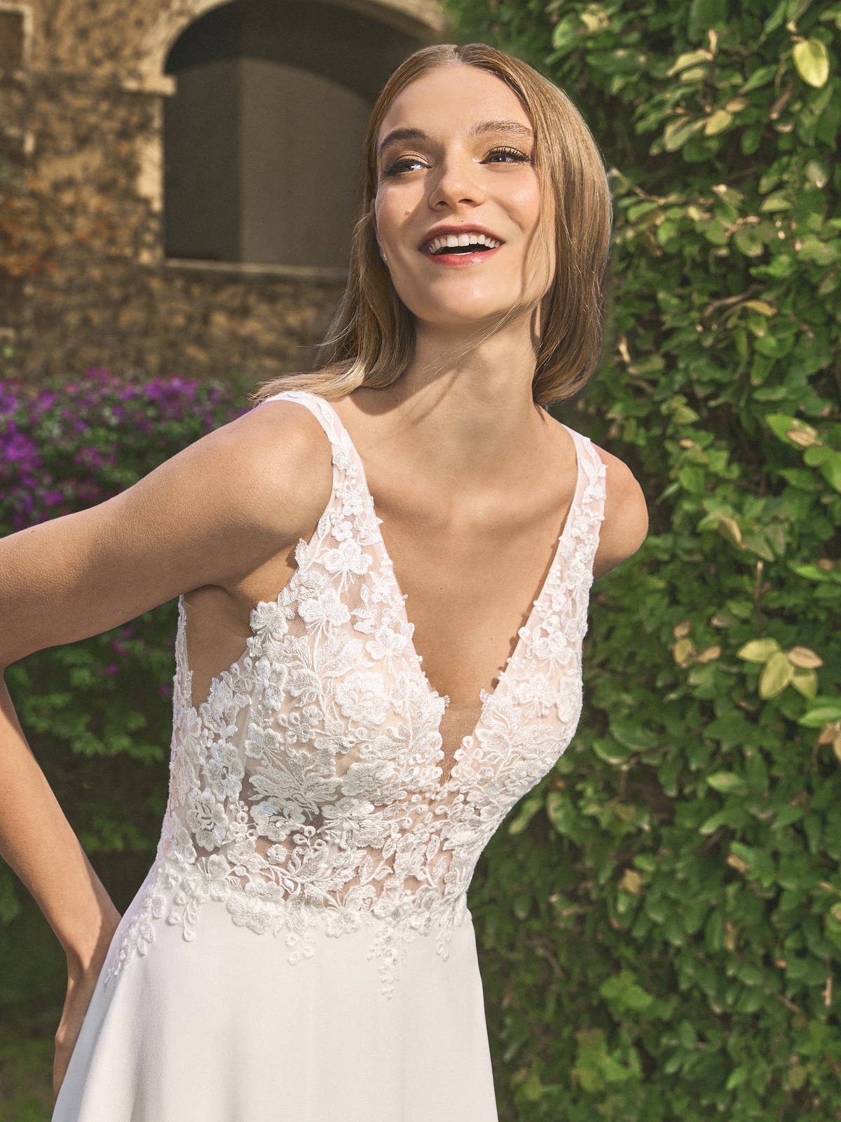 Robe de mariée décolleté en V profond, dentelle, jupe fluide, à vendre à Saint-Dizier