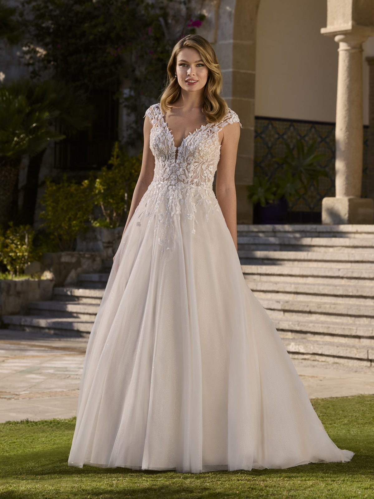 Robe de mariée décolleté en V, fines bretelles, jupe évasée en tulle, à vendre à Saint-Dizier