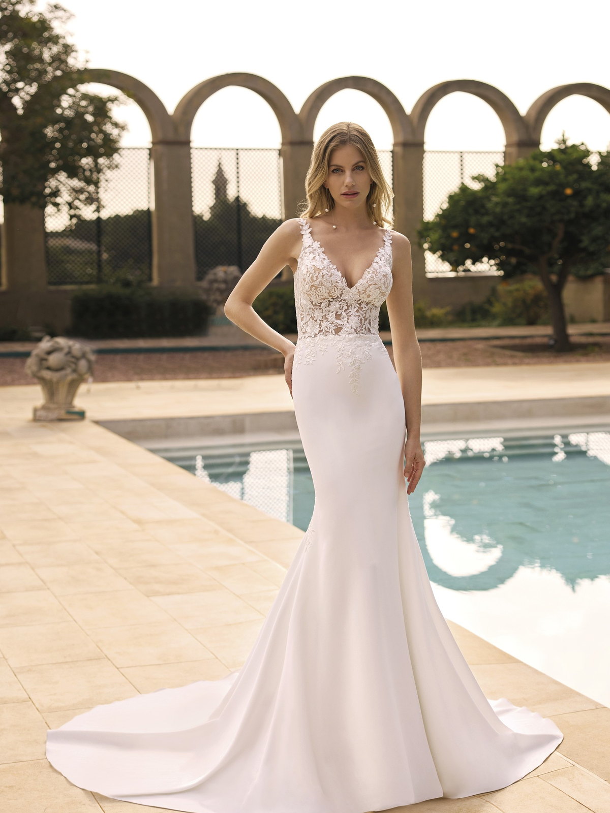 Robe de mariée décolleté en V, coupe sirène en dentelle, à vendre à Saint-Dizier