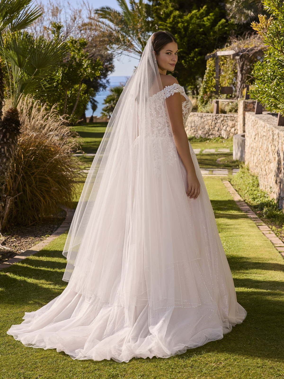 Dos d’une robe de mariée épaules dénudées, voile porté en cathédrale, à vendre à Saint-Dizier