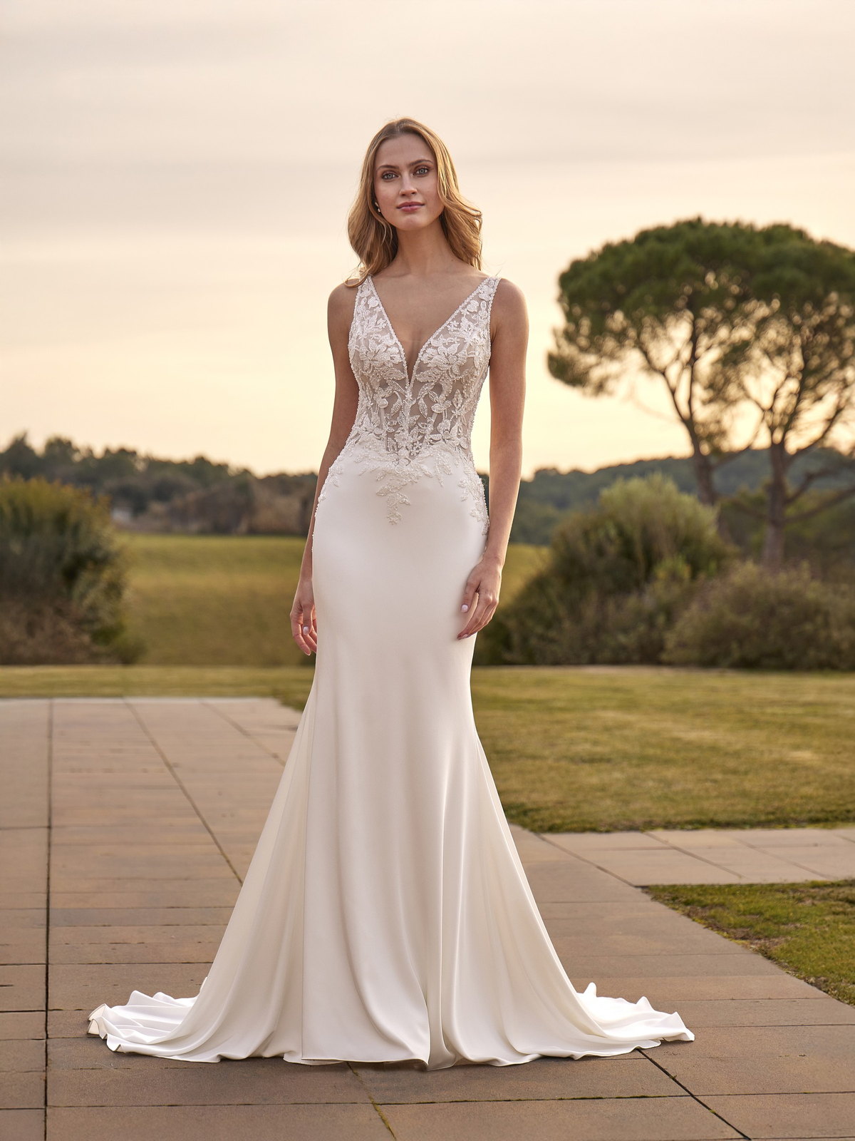 Robe de mariée décolleté en V, coupe sirène en dentelle, fines bretelles, à vendre à Saint-Dizier