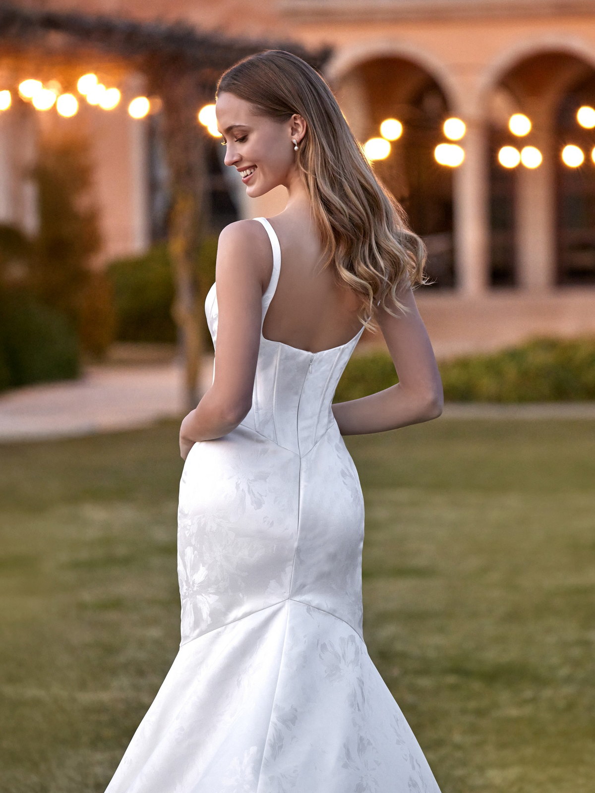 Dos d’une robe de mariée col carré, coupe sirène en satin, à vendre à Saint-Dizier