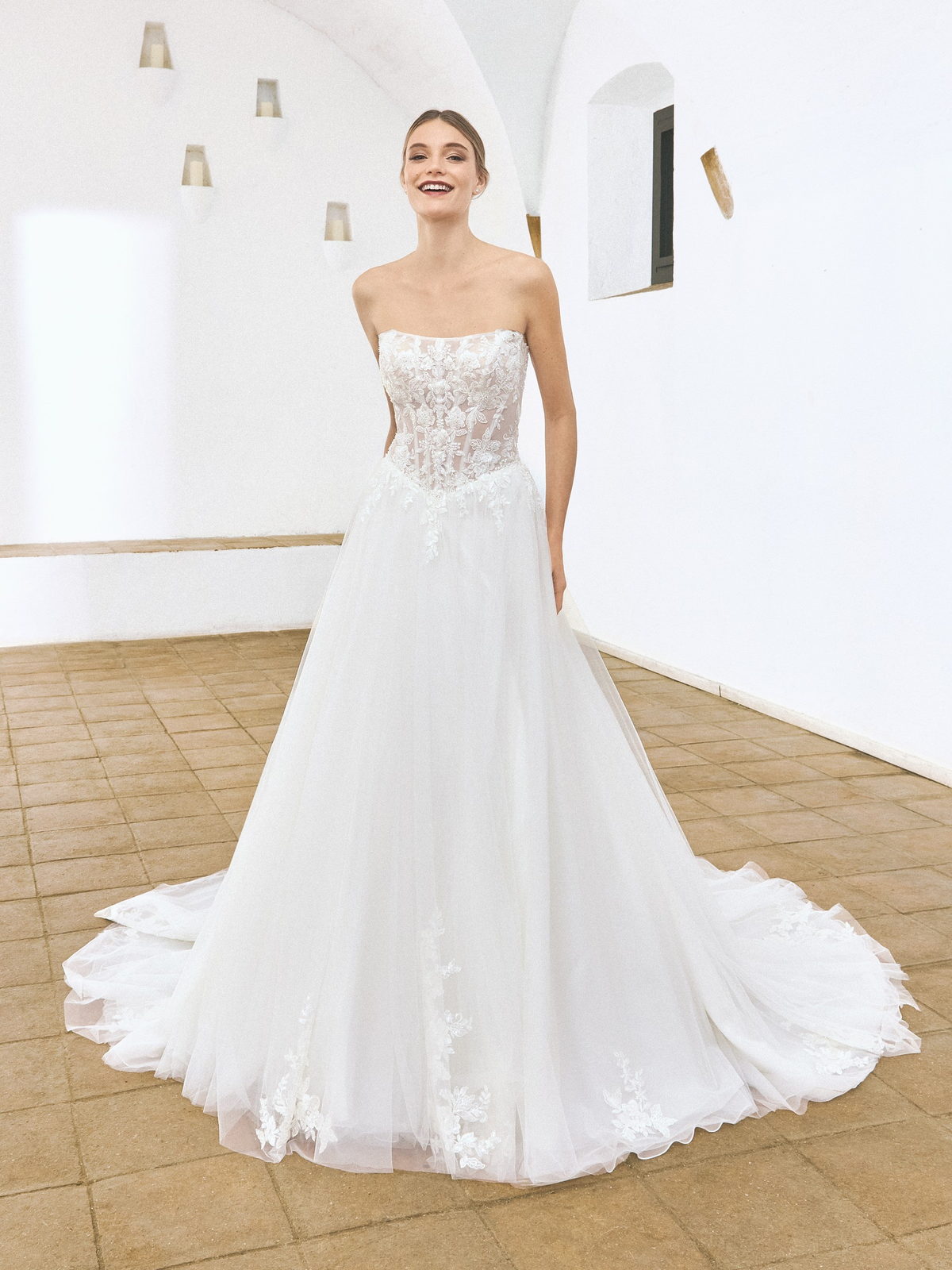 Robe de mariée bustier en dentelle, jupe ample fleurie, à vendre à Saint-Dizier