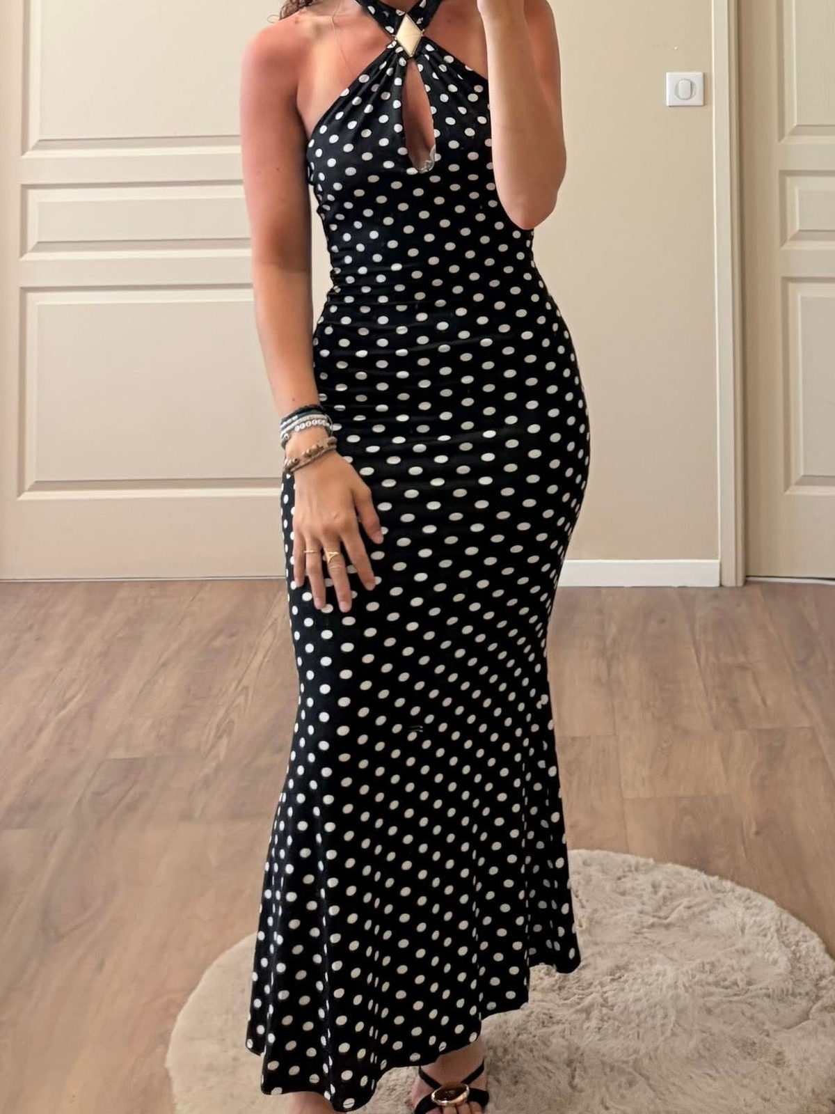 Robe de soirée longue à pois noir et blanc, col dos-nu et coupe sirène, à louer à Saint-Dizier