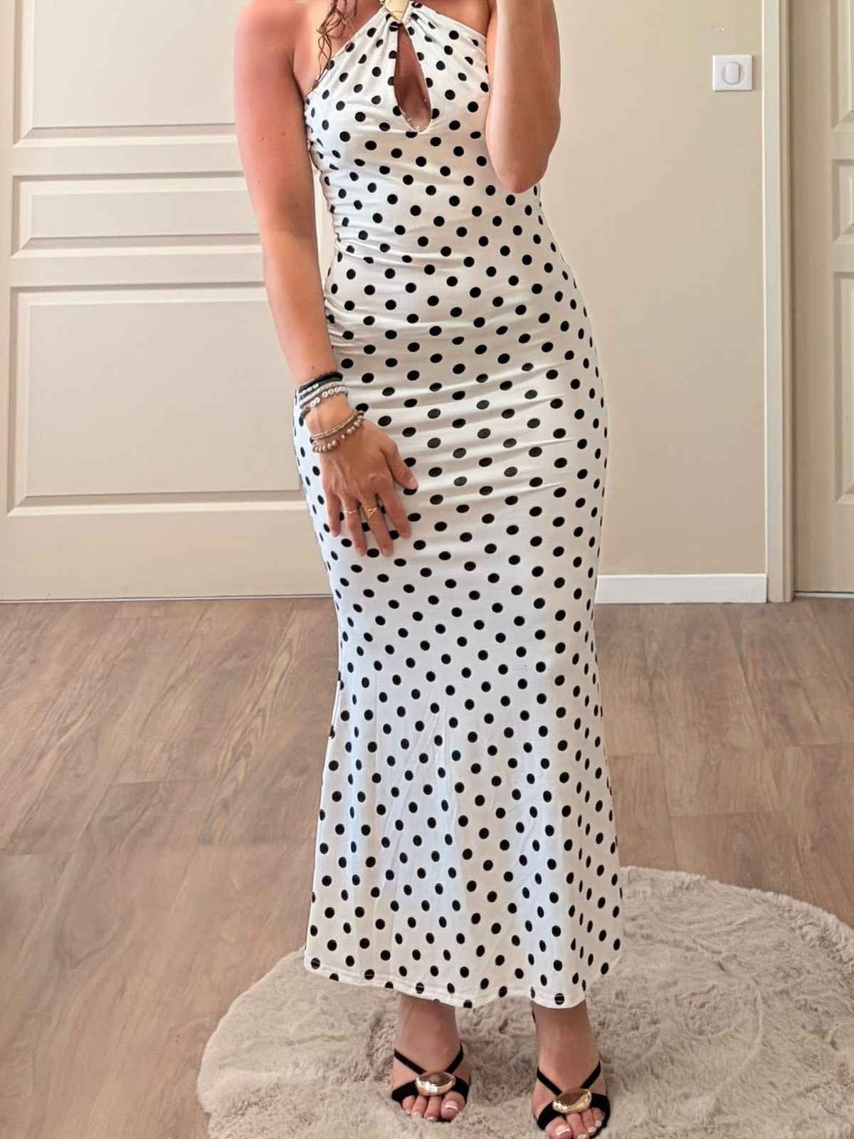 Robe de soirée ajustée à pois blanc et noir, col dos-nu, en location dans notre boutique de Haute-Marne